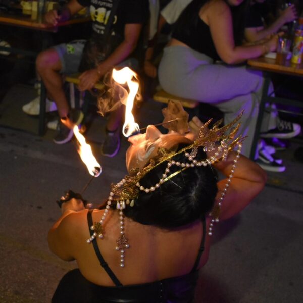 blue-lady-spettacolo-di-fuoco-artista-di-strada-puglia (1)