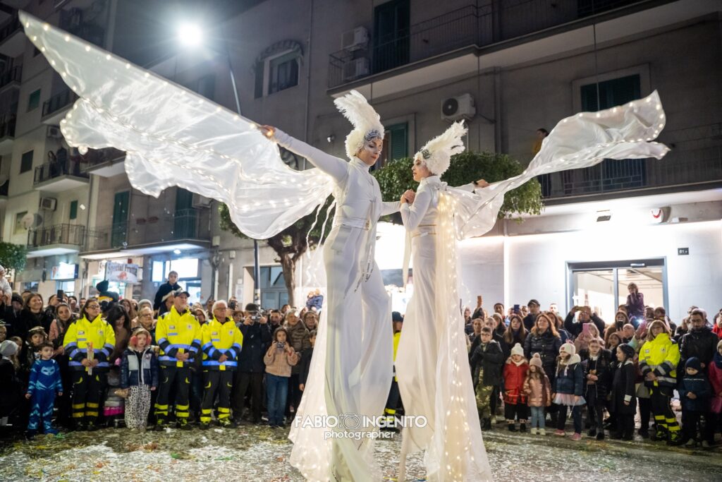 Spettacolo farfalle luminose sui trampoli, eventi pubblici, matrimonio, artisti di strada, Lecce, Brindisi, Taranto.