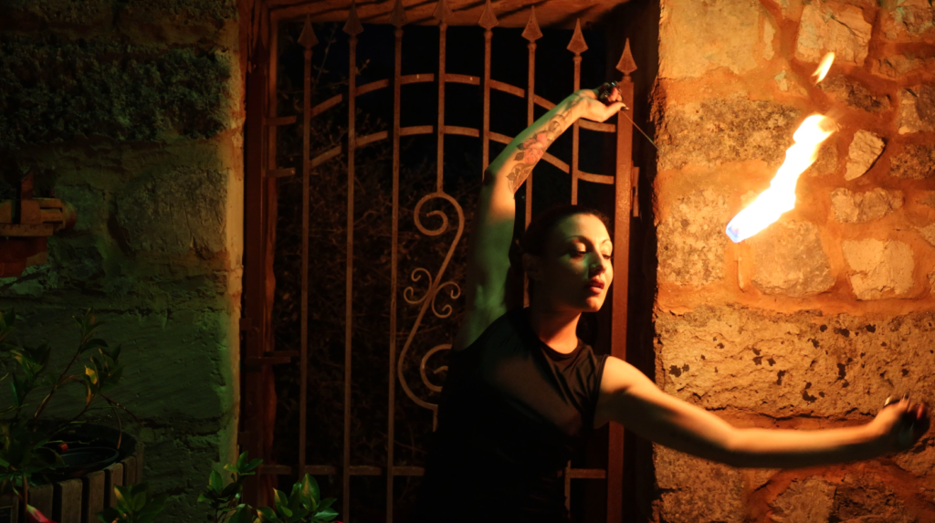 madame-ekate-danza-tribale-danza-del-fuoco-sputafuoco-artista-di-strada-puglia (9)