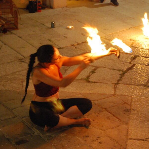 spettacolo-sputafuoco-mangiafuoco-giocoleria-fuoco-artisti-di-strada-puglia-fenix-fire-show (4) Madame Ekatè Fuoco
