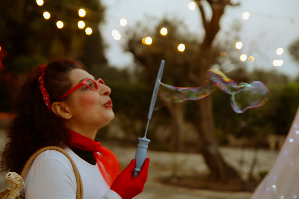 Spettacoli di bolle di sapone per ricevimenti in Puglia: un'attrazione originale e suggestiva adatta a eventi privati, matrimoni e feste. Il nostro fantasista crea numeri spettacolari con bolle giganti che incantano adulti e bambini, offrendo uno show unico e personalizzabile per stupire gli ospiti.