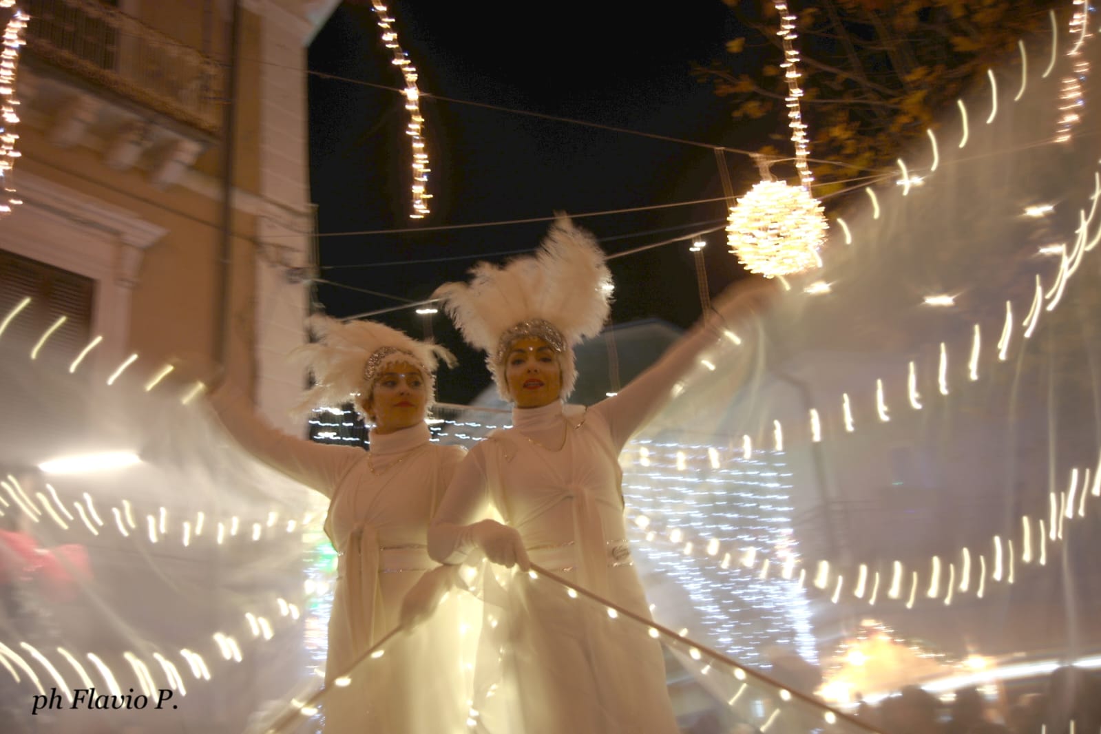 farfalle-luminose-artisti-di-strada-puglia-eventi-in-piazza-circensi (1)