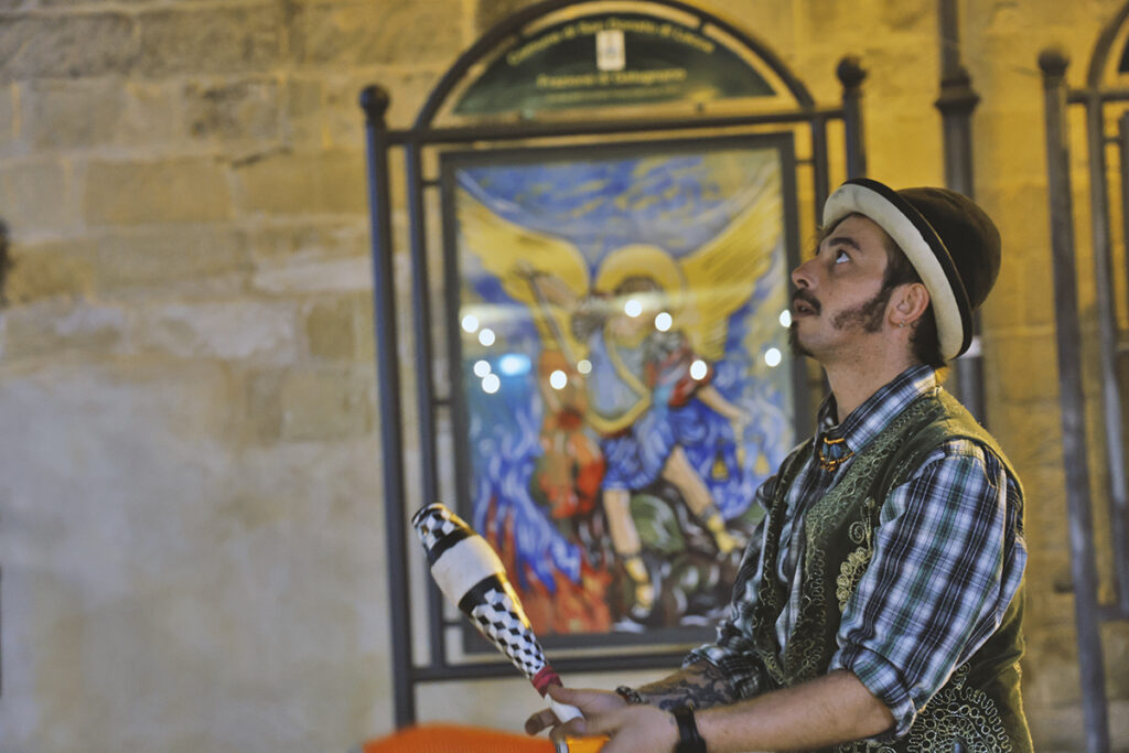 Mosè Jo - Artista Poliedrico per Eventi Indimenticabili
Giocoliere, sputafuoco, equilibrista, clown e comico, Mosè Jo offre spettacoli unici e coinvolgenti. Perfetto per feste, cerimonie ed eventi, combina abilità tecniche e umorismo per emozionare e divertire pubblico di tutte le età.