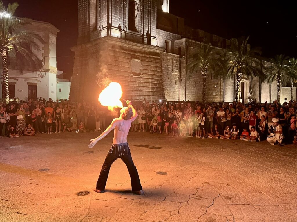 Namas-sputafuoco-fachiro-mangiafuoco-artisti-di-strada-salento-street-band -open-circus-puglia-japigia-wedding (1)