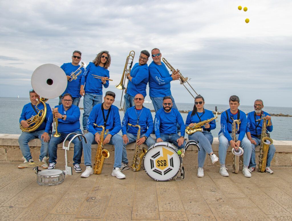 Salento Street Band: Il Divertimento Musicale per il Tuo Matrimonio
Trasforma il Tuo Evento in una Festa Indimenticabile!
La Salento Street Band è il gruppo musicale itinerante che porta gioia, ritmo e spettacolo direttamente al tuo matrimonio. Con un repertorio che abbraccia vari generi e culture musicali, garantiamo un intrattenimento unico e personalizzato per stupire e coinvolgere tutti gli invitati.

Musica dal Vivo e Spettacoli Fiabeschi
Durante il rinfresco, creiamo un’atmosfera accogliente e rilassata con la nostra musica dal vivo, mentre gli ospiti si godono momenti di convivialità. Per l'entrata degli sposi, regaliamo un’esibizione emozionante che rende questo momento davvero speciale.

Oltre alla musica, offriamo spettacoli di artisti circensi e di strada: giocolieri, sputafuoco, trampolieri e performance acrobatiche, anche in acqua, per aggiungere magia e stupore al tuo evento.

Un Matrimonio Personalizzato, in Stile Italiano e Multiculturale
Siamo giovani, appassionati e adattabili: ogni evento è unico e rispecchia i desideri degli sposi. Dalle tradizioni pugliesi al tocco multiculturale, la nostra performance è una celebrazione su misura che rimane nel cuore di tutti.

Contattaci Ora!
Per un matrimonio da sogno, dove tutti balleranno al ritmo della felicità, scegli la Salento Street Band. Contattaci subito per trasformare il tuo giorno speciale in un ricordo indimenticabile!