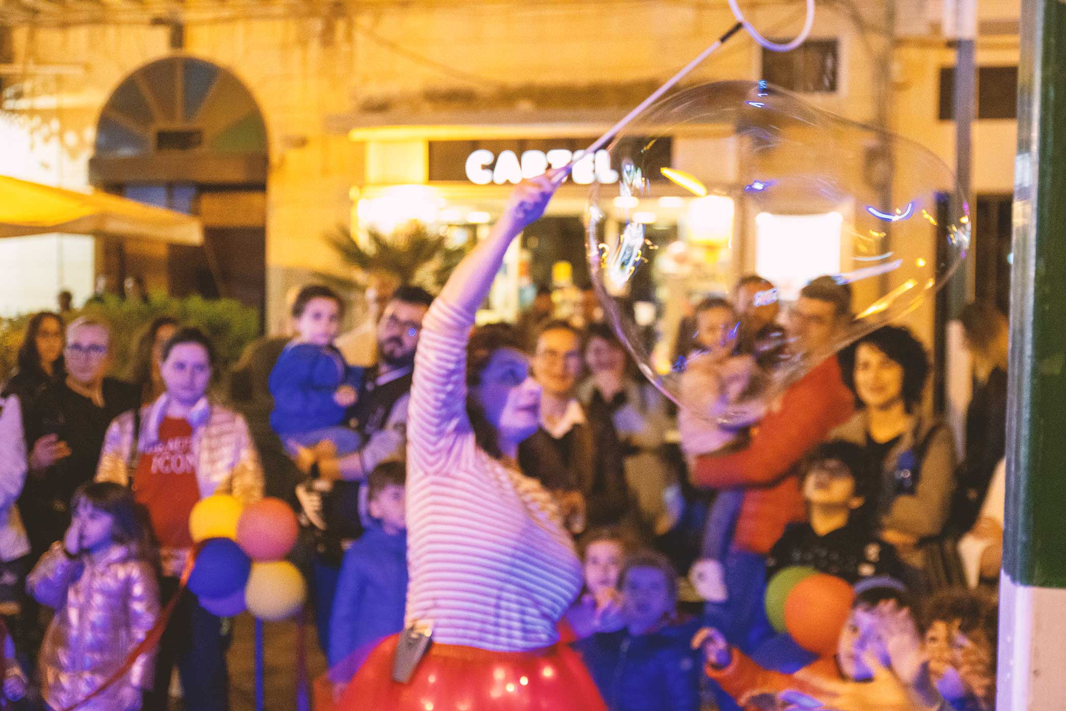 Lella-bretella-bolle-di-sapone-artisti-di-strada-puglia