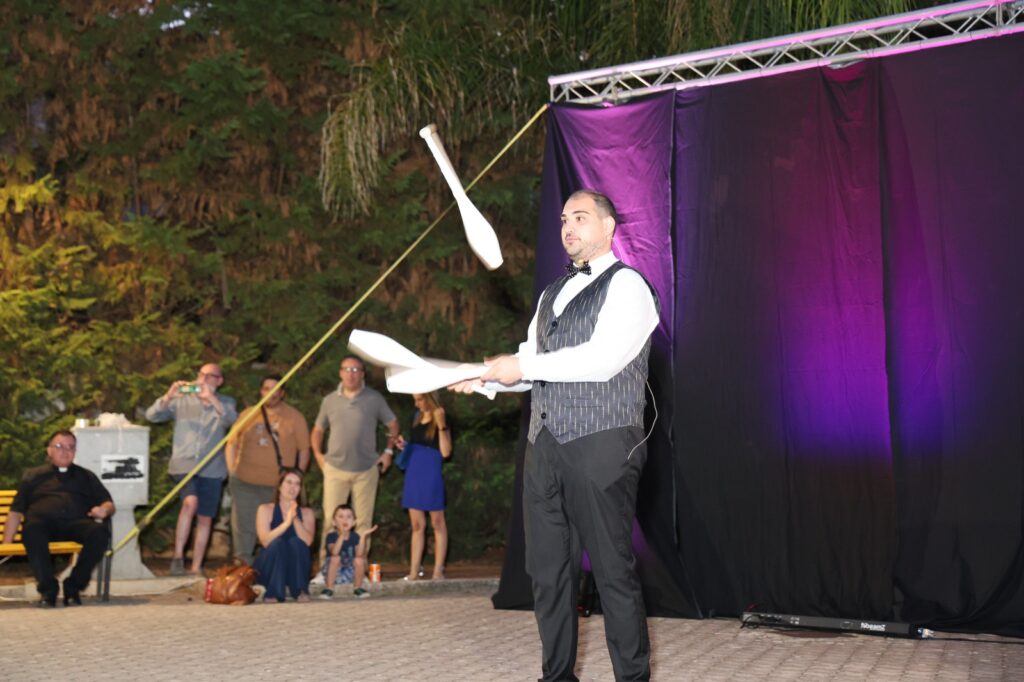 magicoliere-milo-mago-comico-giocoliere-artistidistrada-puglia-open-circus-puglia-japigia-wedding (27)