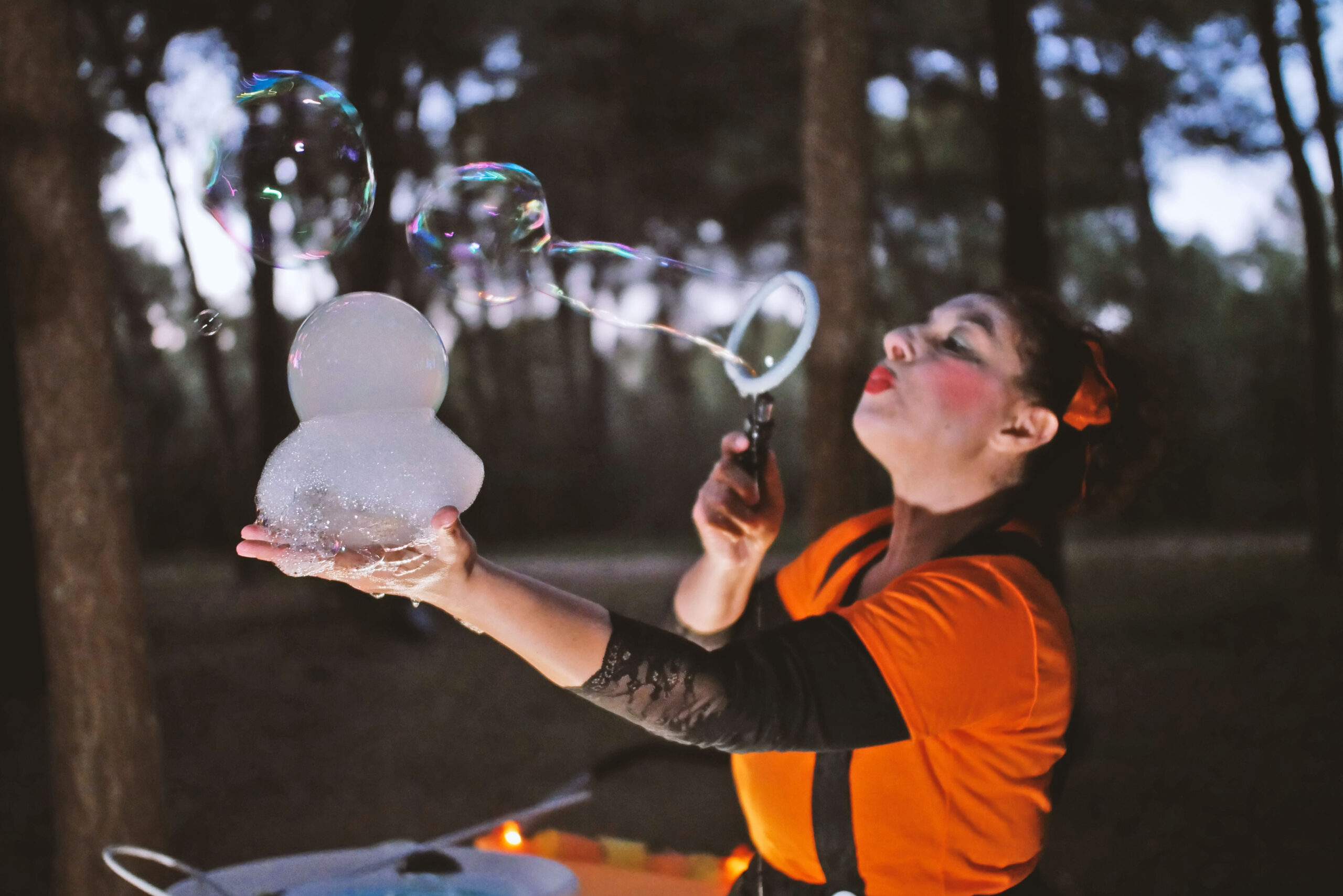 lella-bretella-bolle-di-sapone-artistidistrada-puglia-open-circus-puglia-arancione-carretto-illuminato (2)
