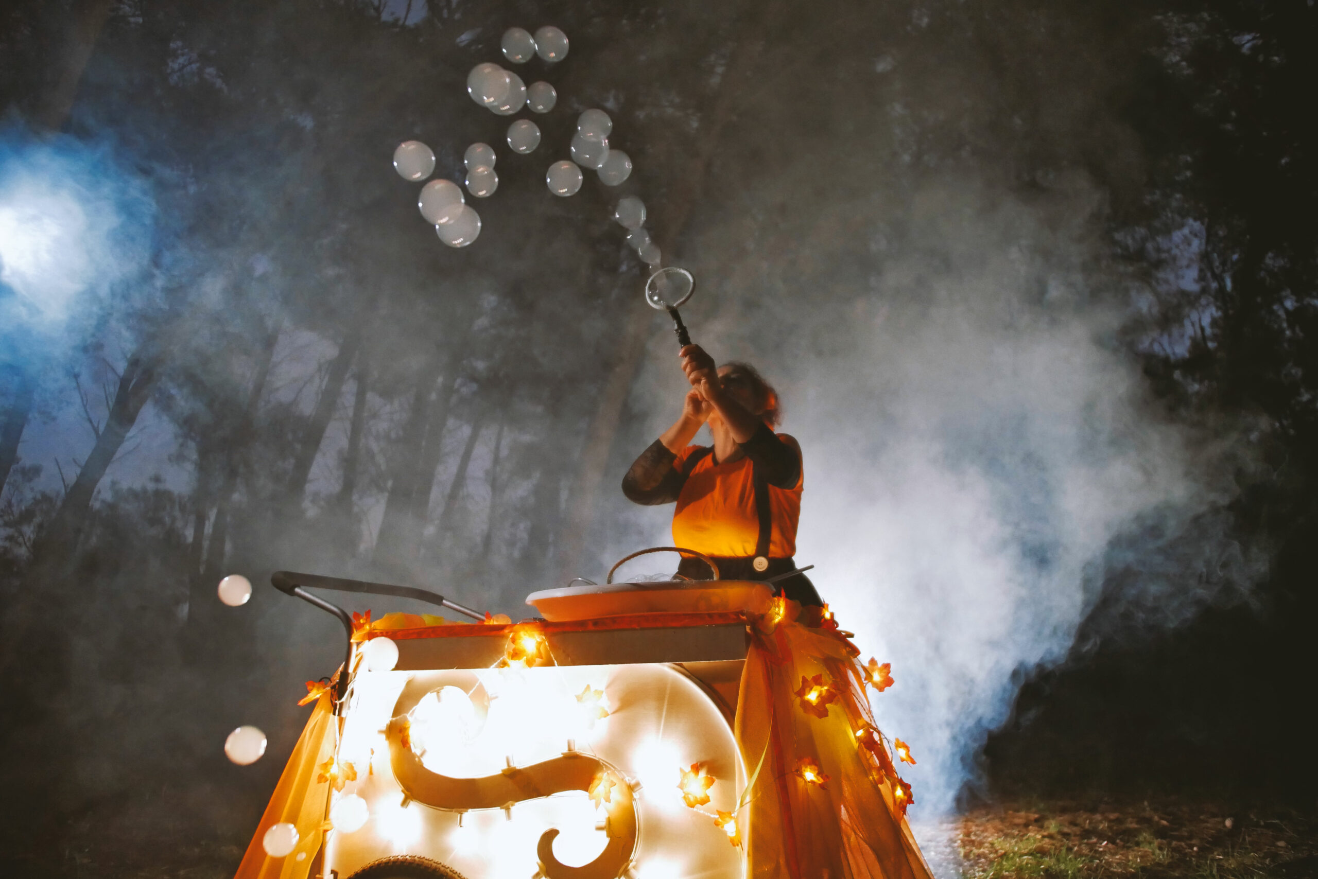 lella-bretella-bolle-di-sapone-artistidistrada-puglia-open-circus-puglia-arancione-carretto-illuminato (6)