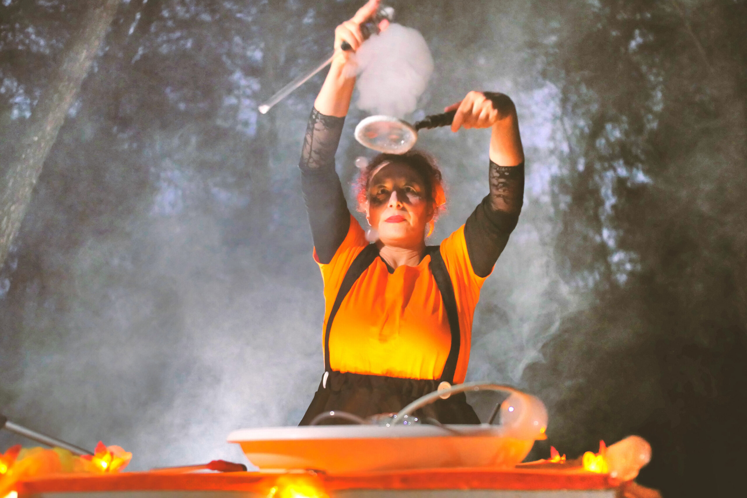 lella-bretella-bolle-di-sapone-artistidistrada-puglia-open-circus-puglia-arancione-carretto-illuminato (7)
