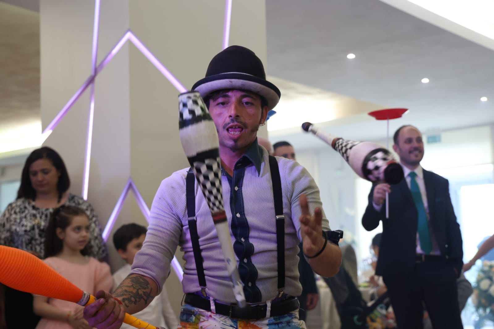 giocoliere-mose-gio-artistidistradapuglia-open-circus-puglia-japigia-wedding (10)