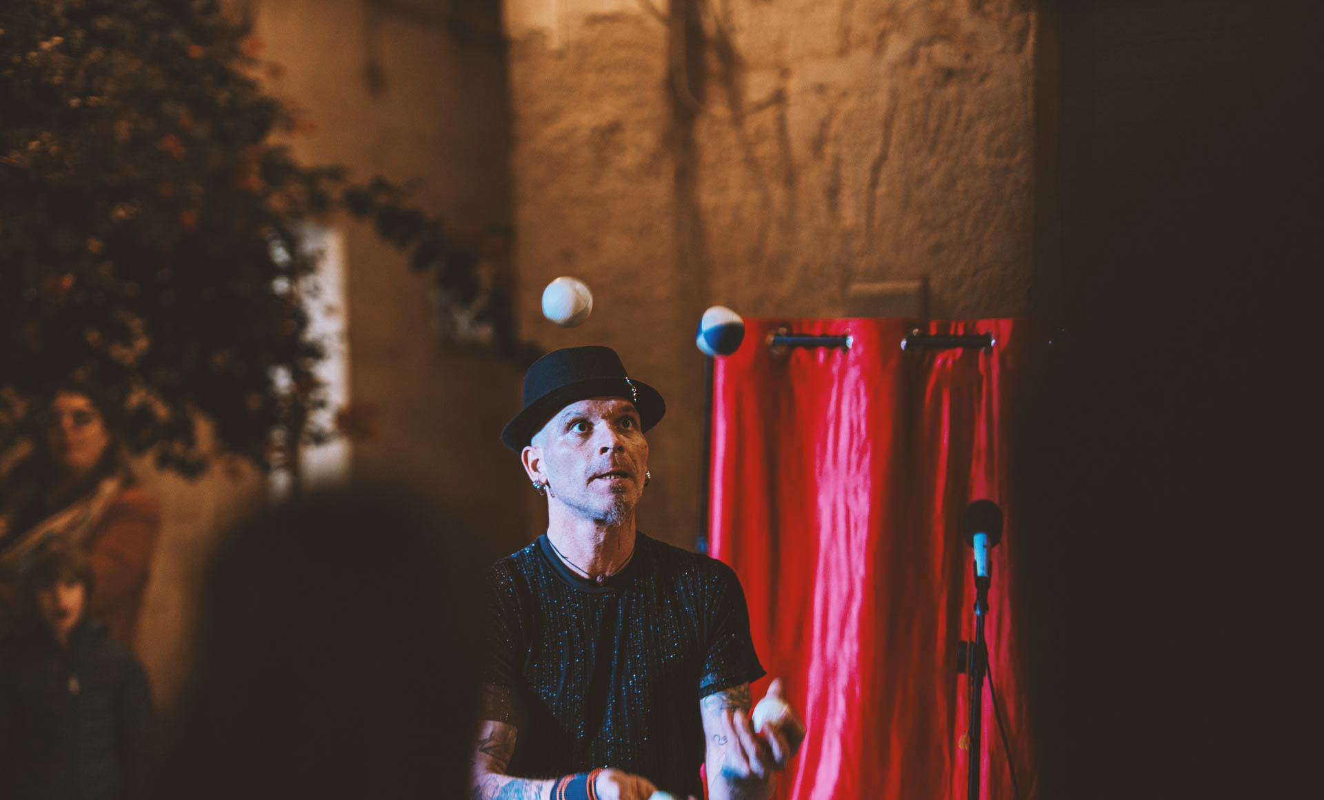michael-brest-verticalista-slinky-man-giocoliere-artistadistrada-puglia-open-circus-puglia-japigia-wedding (1)
