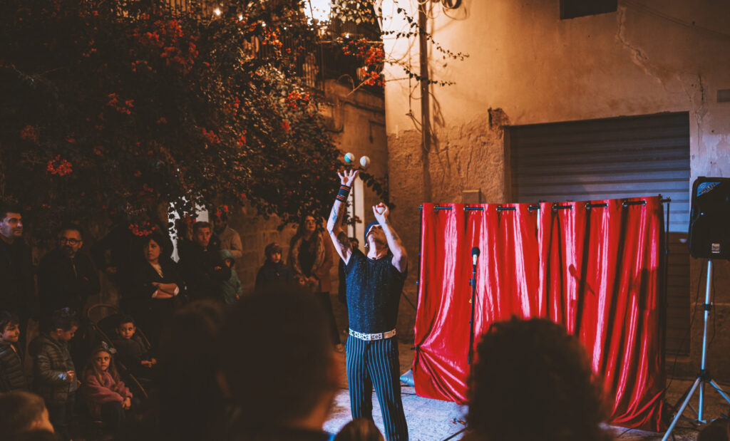 Mika - Artista Poliedrico per Eventi Indimenticabili
Giocoliere, sputafuoco, equilibrista, clown e comico, Mika offre spettacoli unici e coinvolgenti. Perfetto per feste, cerimonie ed eventi, combina abilità tecniche e umorismo per emozionare e divertire pubblico di tutte le età.