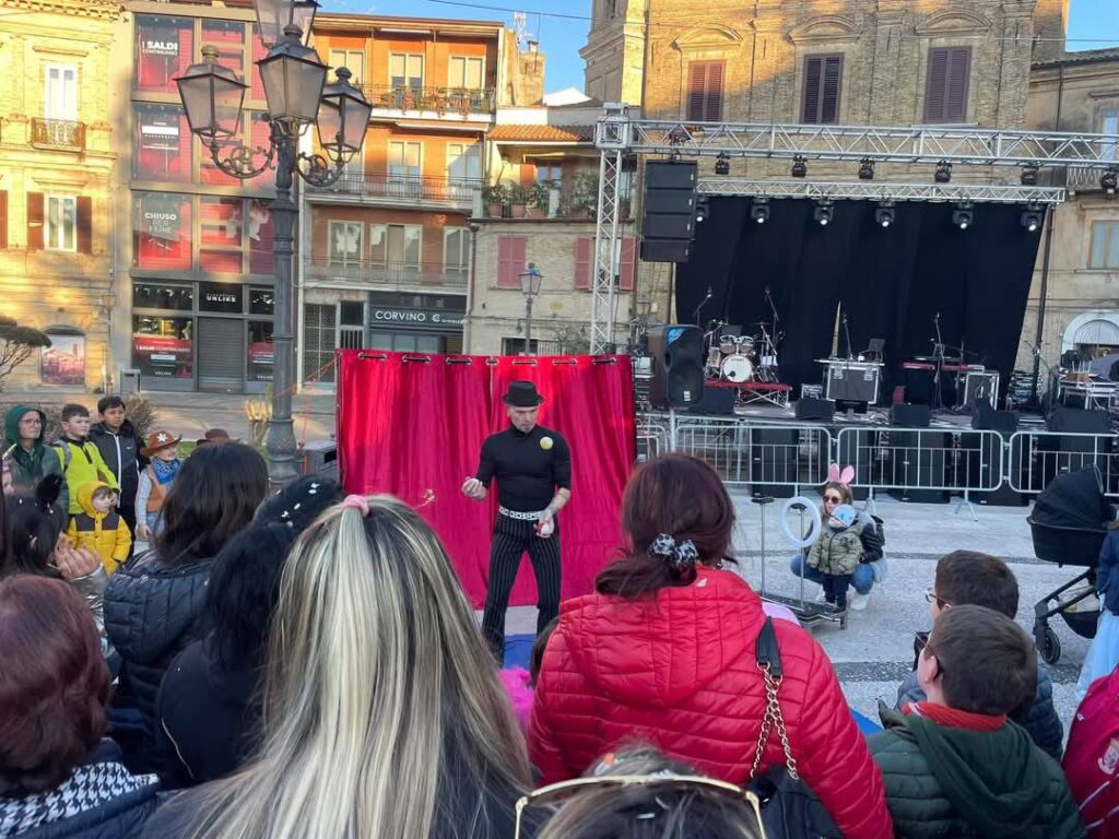 il circo non era assolutamente itinerante, dopo la sua caduta si cominciarono a vedere le prime compagnie di artisti che giravano in lungo e in largo