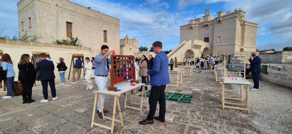Noleggio giochi in legno per eventi e feste: divertimento sicuro e tradizionale per bambini e famiglie. I giochi in legno, privi di batterie e plastica, stimolano la manualità, favoriscono il gioco intergenerazionale e creano un’atmosfera armoniosa. Offriamo un'ampia gamma di giochi, tra cui Tiro al Barattolo, Maxi Forza Quattro, Subbuteo Magnetico, Flipper in Legno e molti altri. Ideali per allontanare i bambini dagli schermi e riscoprire il piacere del gioco all'aria aperta.