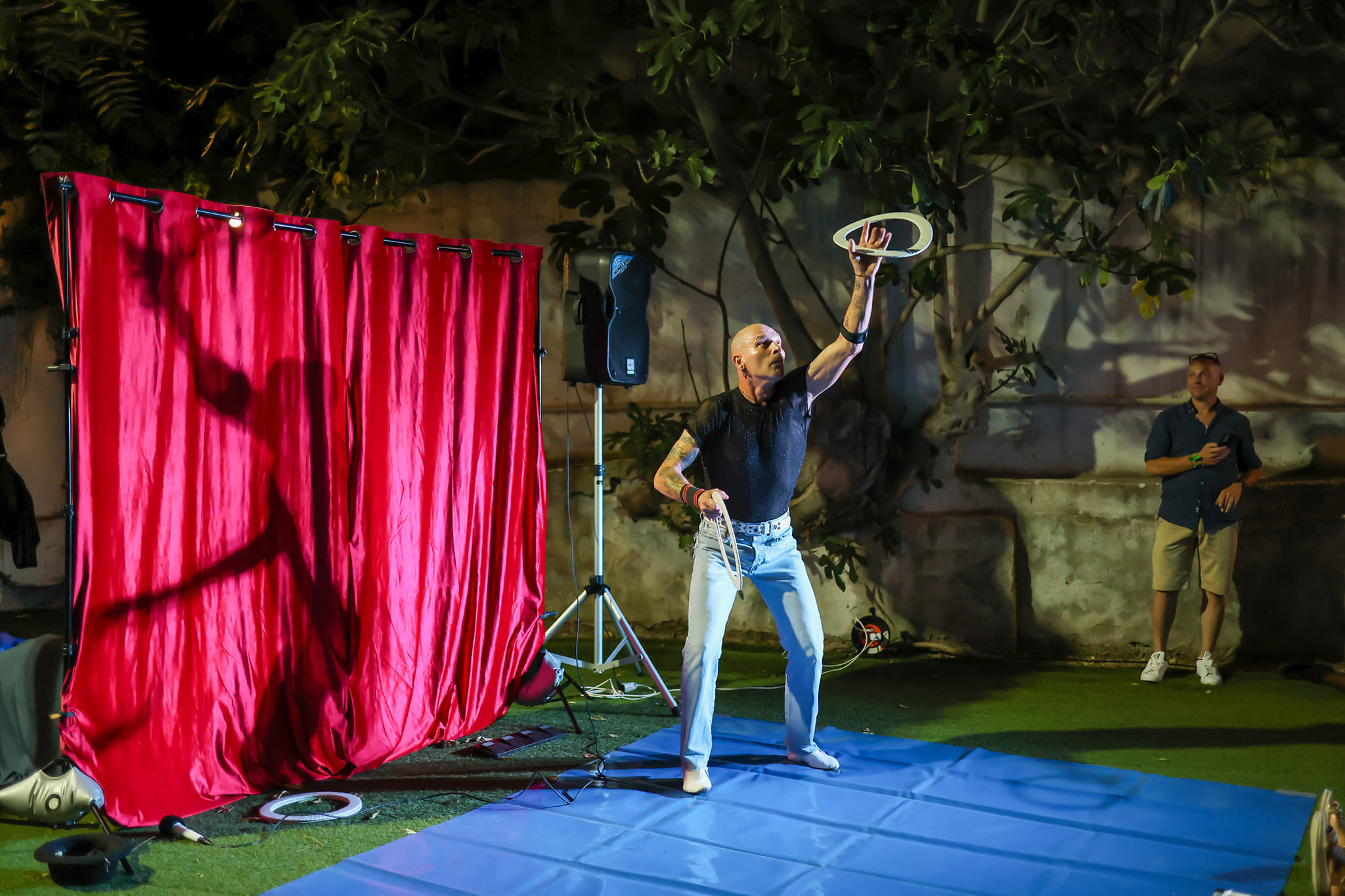 Michael Brest Verticalismo-giocoliere-slinky-man-uomo-molla-artistidistrada-puglia (9)