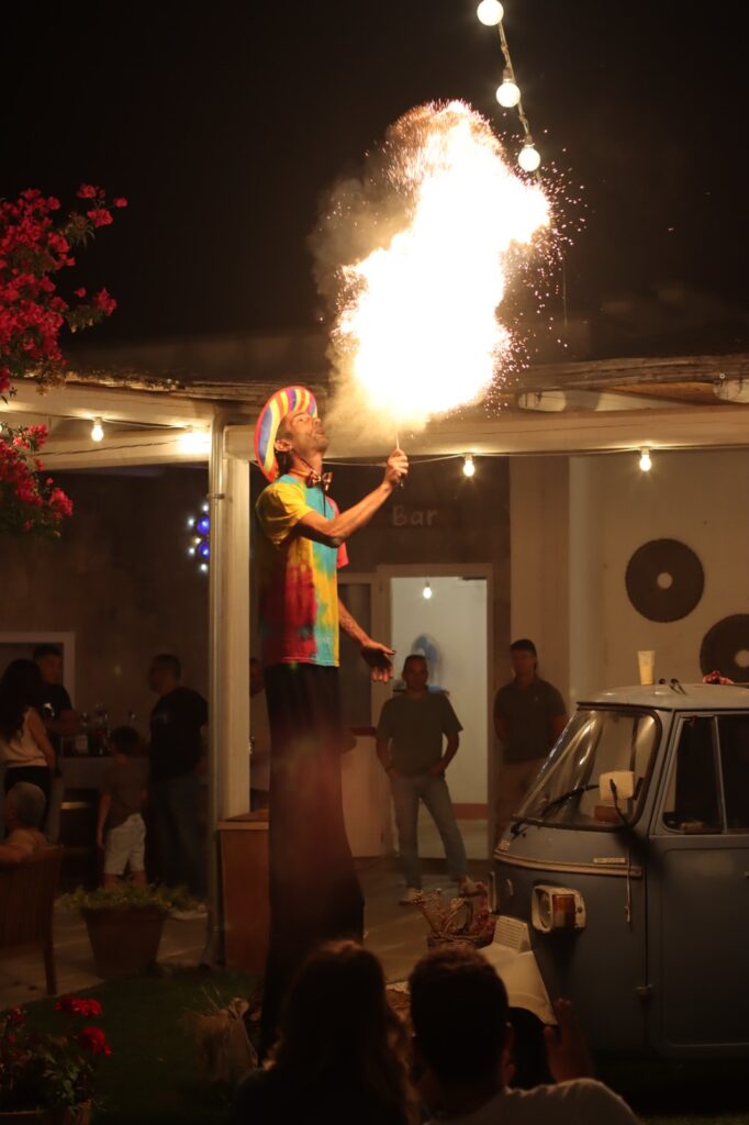 Namas-trampoliere-sputafuoco-artistidistrada-puglia-open-circus-puglia-japigia-wedding (15) notte bianca bambini puglia, notte bianca per bambini puglia, notte bianca bambini sud italia, notte bianca bambini artisti di strada, notte bianca bambini spettacoli di strada, notte bianca bambini animazione di strada, notte bianca bambini circo, notte bianca bambini circo contemporaneo, notte bianca bambini giocolieri, notte bianca bambini clown, notte bianca bambini trampolieri, notte bianca bambini acrobati, notte bianca bambini spettacoli circensi, notte bianca bambini teatro di strada, notte bianca famiglie puglia, notte bianca per famiglie puglia, notte bianca eventi per famiglie, notte bianca bambini giochi in legno, notte bianca bambini giochi antichi, notte bianca bambini giochi tradizionali, notte bianca bambini laboratori creativi, notte bianca bambini animazione educativa, notte bianca bambini spettacoli serali, notte bianca bambini eventi serali puglia, notte bianca bambini festa di piazza, notte bianca bambini evento comunale, notte bianca bambini intrattenimento, notte bianca bambini animazione piazza