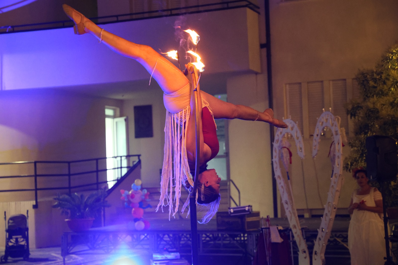 kumari-spettacolo-di-fuoco-lillipop-acrobatico-danza-del-fuoco-artistid i strada-puglia-open-circus-puglia-japigia-wedding (15)