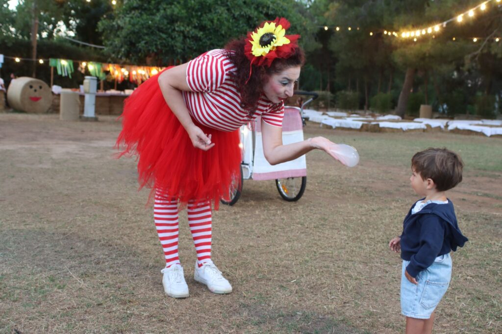 lella-bretella-bolle-di-sapone-artistidistrada-puglia-open-circus-puglia-japigia-wedding (2)