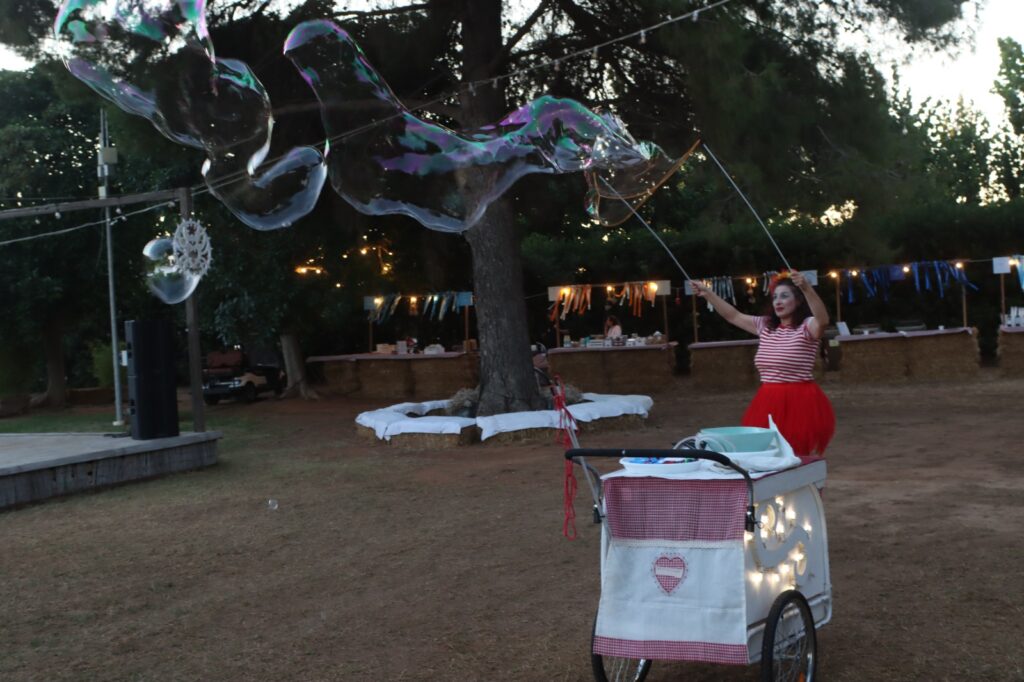 lella-bretella-bolle-di-sapone-artistidistrada-puglia-open-circus-puglia-japigia-wedding (6)