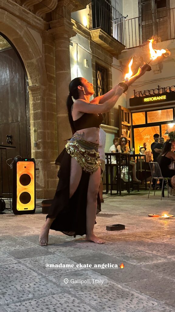 madame-ekate-sputafuoco-mangia-fuoco-damza-del-fuoco-artistidistradapuglia-opem-circus-puglia-japigia-wedding (1)