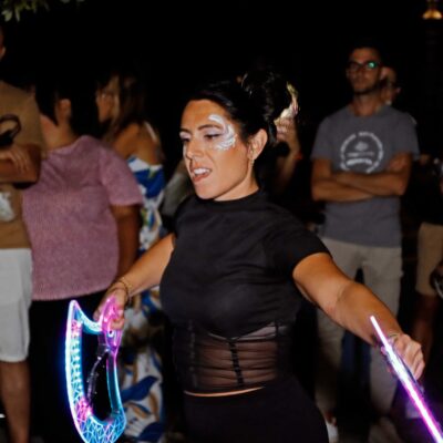 blue-lady-giocoleria-luminosa-spettacolo-artistidistrada-puglia-open-circus-puglia notte bianca bambini puglia, notte bianca per bambini puglia, notte bianca bambini sud italia, notte bianca bambini artisti di strada, notte bianca bambini spettacoli di strada, notte bianca bambini animazione di strada, notte bianca bambini circo, notte bianca bambini circo contemporaneo, notte bianca bambini giocolieri, notte bianca bambini clown, notte bianca bambini trampolieri, notte bianca bambini acrobati, notte bianca bambini spettacoli circensi, notte bianca bambini teatro di strada, notte bianca famiglie puglia, notte bianca per famiglie puglia, notte bianca eventi per famiglie, notte bianca bambini giochi in legno, notte bianca bambini giochi antichi, notte bianca bambini giochi tradizionali, notte bianca bambini laboratori creativi, notte bianca bambini animazione educativa, notte bianca bambini spettacoli serali, notte bianca bambini eventi serali puglia, notte bianca bambini festa di piazza, notte bianca bambini evento comunale, notte bianca bambini intrattenimento, notte bianca bambini animazione piazza