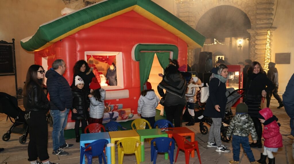 Artisti di strada per eventi di Natale in Puglia . Scopri spettacoli natalizi per piazze, strade e location private: trampolieri luminosi, elfi, Babbo Natale sui trampoli, farfalle luminose, giocolieri, sputafuoco, magia comica, bolle di sapone, teatro, burattini e villaggi di Natale con animazione.
Trasforma il tuo evento in un’esperienza magica con ArtistidistradaPuglia.it, specialisti in spettacoli e intrattenimento natalizio in tutta la Puglia.