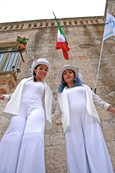 trampolieri-artistidistrada-puglia-poesia-filosofia-light-signals-open-circus-puglia-japigia-wedding (3) notte bianca bambini puglia, notte bianca per bambini puglia, notte bianca bambini sud italia, notte bianca bambini artisti di strada, notte bianca bambini spettacoli di strada, notte bianca bambini animazione di strada, notte bianca bambini circo, notte bianca bambini circo contemporaneo, notte bianca bambini giocolieri, notte bianca bambini clown, notte bianca bambini trampolieri, notte bianca bambini acrobati, notte bianca bambini spettacoli circensi, notte bianca bambini teatro di strada, notte bianca famiglie puglia, notte bianca per famiglie puglia, notte bianca eventi per famiglie, notte bianca bambini giochi in legno, notte bianca bambini giochi antichi, notte bianca bambini giochi tradizionali, notte bianca bambini laboratori creativi, notte bianca bambini animazione educativa, notte bianca bambini spettacoli serali, notte bianca bambini eventi serali puglia, notte bianca bambini festa di piazza, notte bianca bambini evento comunale, notte bianca bambini intrattenimento, notte bianca bambini animazione piazza