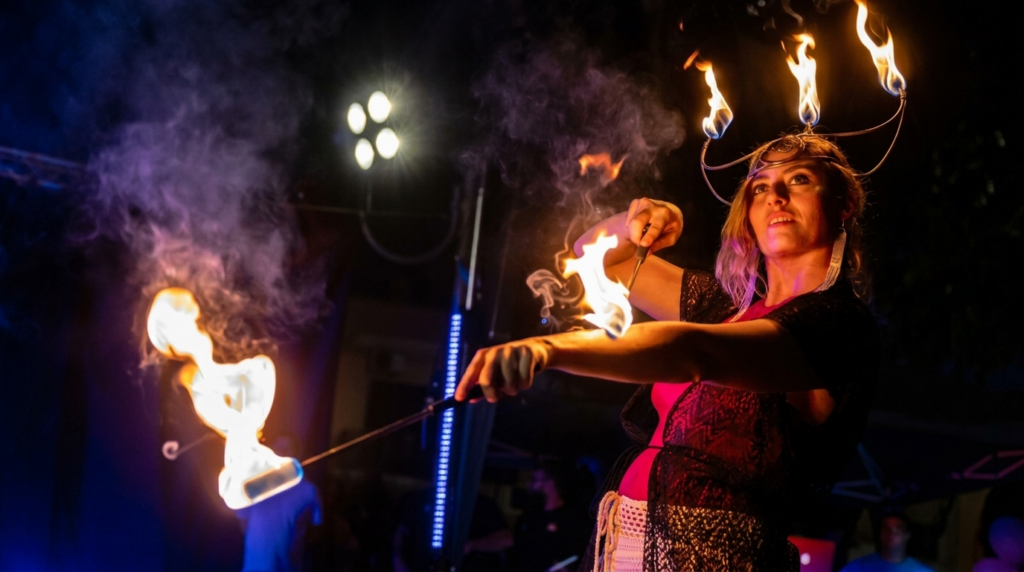 Spettacolo di fuoco e sputafuoco per Halloween, feste di piazza, fiere e notti bianche in Puglia. Artisti di strada esperti con giocoleria, mangiafuoco, acrobatica e coreografie di fiamme. Animazione infuocata per eventi privati e aziendali a Lecce, Bari, Brindisi, Taranto, Foggia. Oltre 15 anni di esperienza nel Sud Italia. Spettacoli suggestivi, sicuri e mozzafiato per celebrare la notte più magica dell'anno.