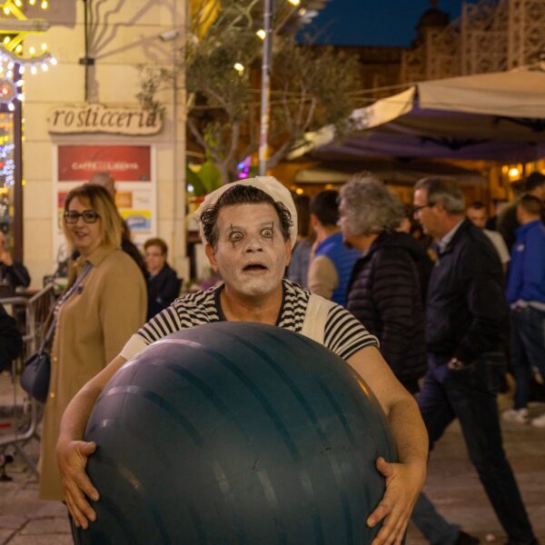 papillon-le-burlon-clown (5) notte bianca bambini circo, notte bianca bambini circo contemporaneo, notte bianca bambini giocolieri, notte bianca bambini clown, notte bianca bambini trampolieri, notte bianca bambini acrobati, notte bianca bambini spettacoli circensi, notte bianca bambini teatro di strada,