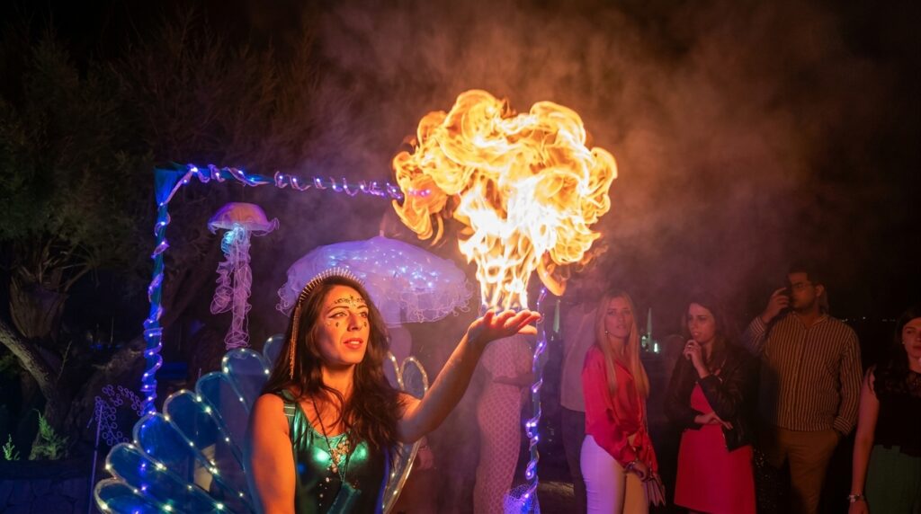 Spettacoli di giocoleria infuocata e danza del ventre in Puglia e regioni limitrofe. Servizi professionali di mangiafuoco, sputafuoco, LED show con ali luminose e cartomanzia per rendere indimenticabili matrimoni, eventi aziendali, sagre e feste private. Esecuzioni artistiche in totale sicurezza adattabili a qualsiasi spazio all'aperto o location storica. Disponibili in Puglia, Basilicata, Molise e Campania.