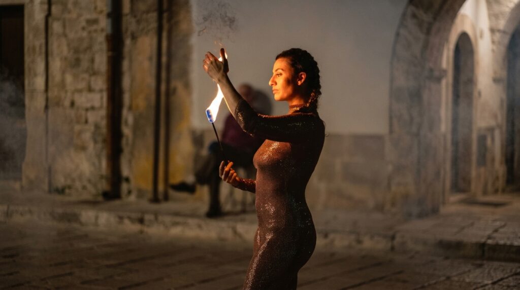 Spettacoli di danza del fuoco in Puglia: coreografie mozzafiato, giocoleria pirotecnica e atmosfere magiche per matrimoni, eventi privati e rievocazioni storiche. Artisti di strada specializzati in animazione elegante e suggestiva.