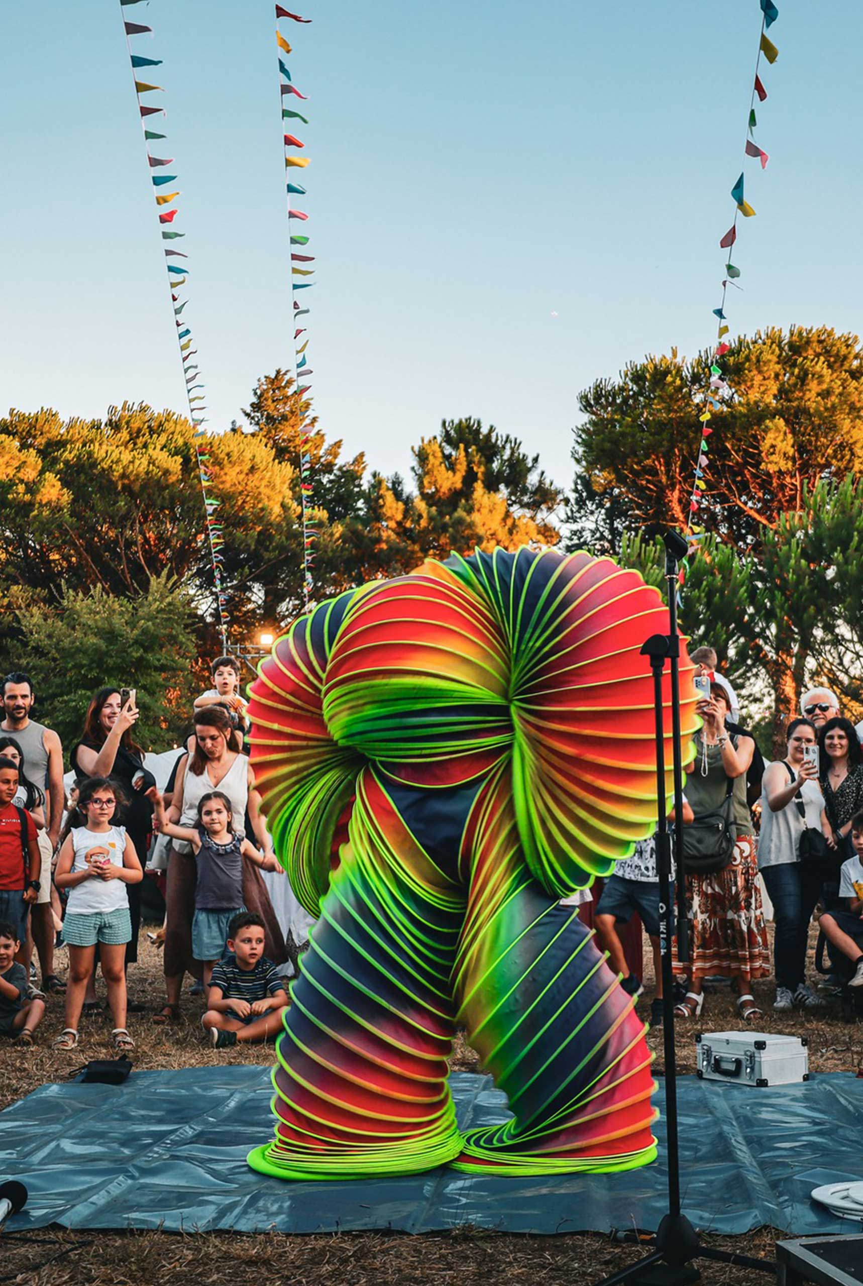 slinky-man-uomo-molla-artistidistrada-puglia