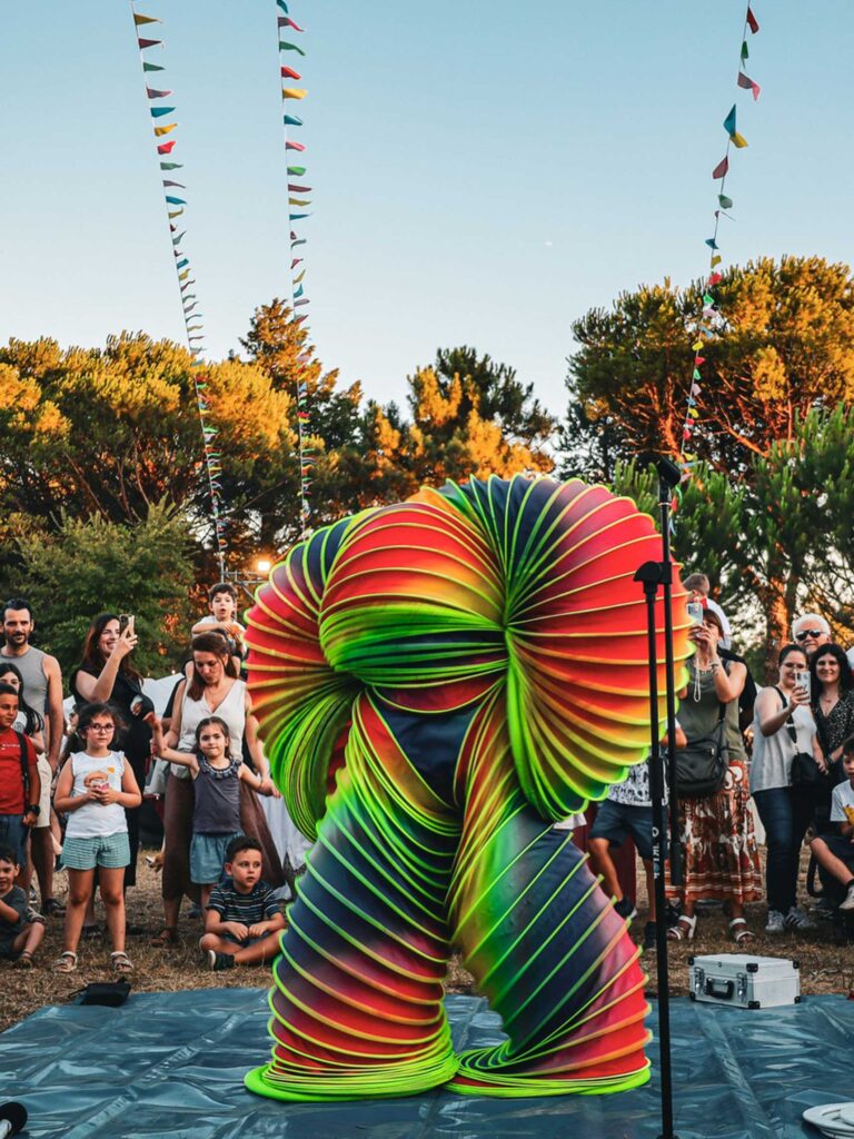 slinky-man-uomo-molla-artistidistrada-puglia