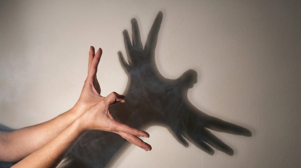 Come spiegare l'ombra ai bambini? Scopri cos'è, perché si allunga, perché cambia durante il giorno e tanti giochi di luce per imparare divertendosi.