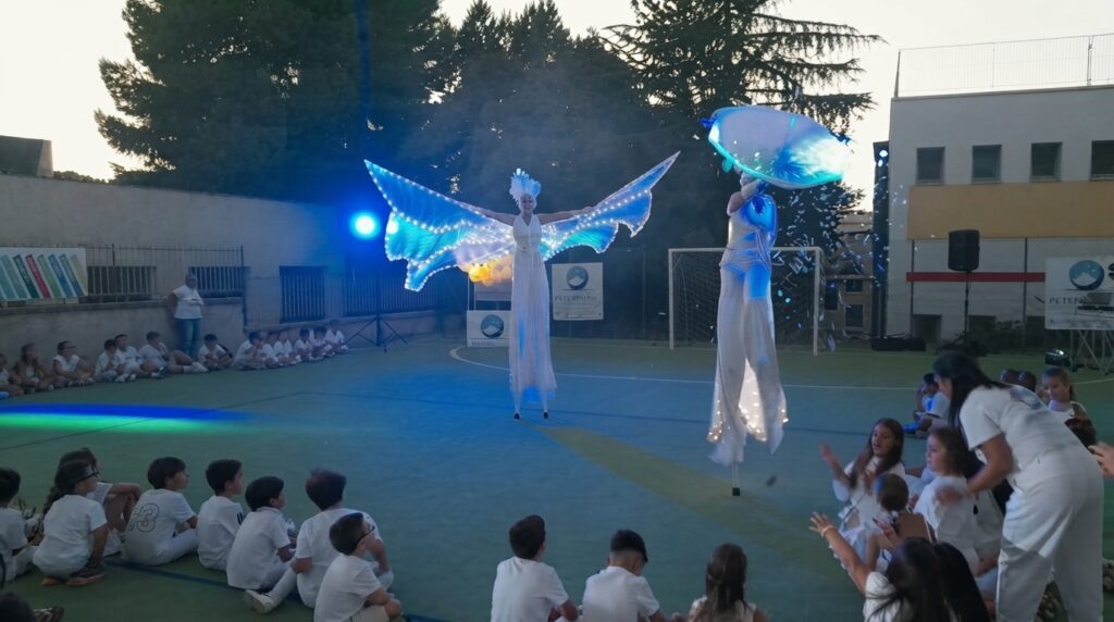 Prima edizione della Cena in Bianco per bambini a Canosa di Puglia, nella pineta Foscolo. Un evento magico con giochi, musica, trampoliere luminose e spettacolo di bolle, pensato su misura per i più piccoli, tra condivisione e sorrisi.