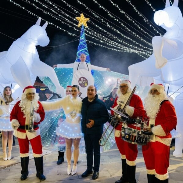 artistidistrada-circo-itinerante-natale-twuinstudios-eventis-puglia (3) artistidistrada-circo-itinerante-natale-twuinstudios-eventis-puglia (3)