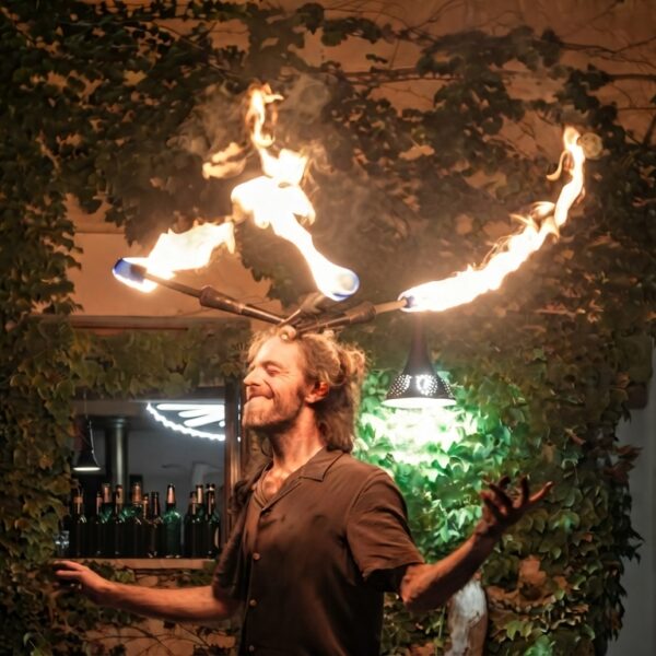 giocoliere-quentim-giocoleria-fuoco-artista-circense giocoliere-quentim-giocoleria-fuoco-artista-circense